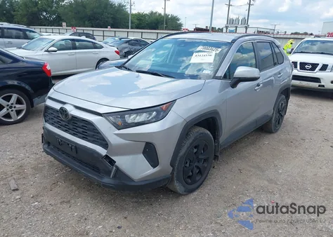 2021 Toyota Rav4 Le z USA, uszkodzony, nr VIN JTMG1RFV2MD073002